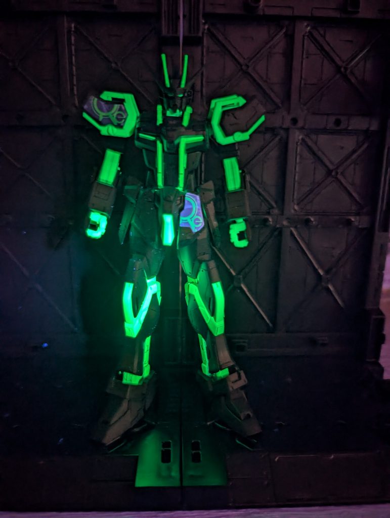 元々グリーンはブラックライトで光るのですが一応蛍光グリーンで塗装しました。