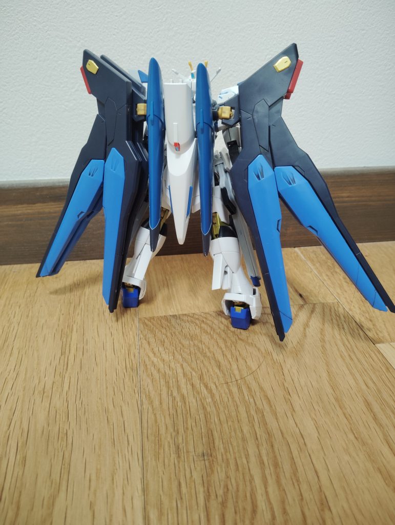 後ろから。頑張ってバックパックが落ちないように耐えてます。…バックパックが結構落ちる中の撮影されるのは大変だった(⁠´⁠；⁠ω⁠；⁠｀⁠)