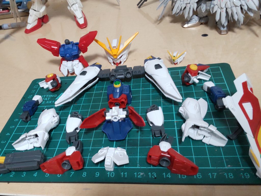 元々はSDエピオンを作っていたんですけどやっぱ相方が欲しくなりまして、材料もあったんで息抜きにと組み始めたんです。ここまでガッツリ改造する気は無かったんですよ、ええ。