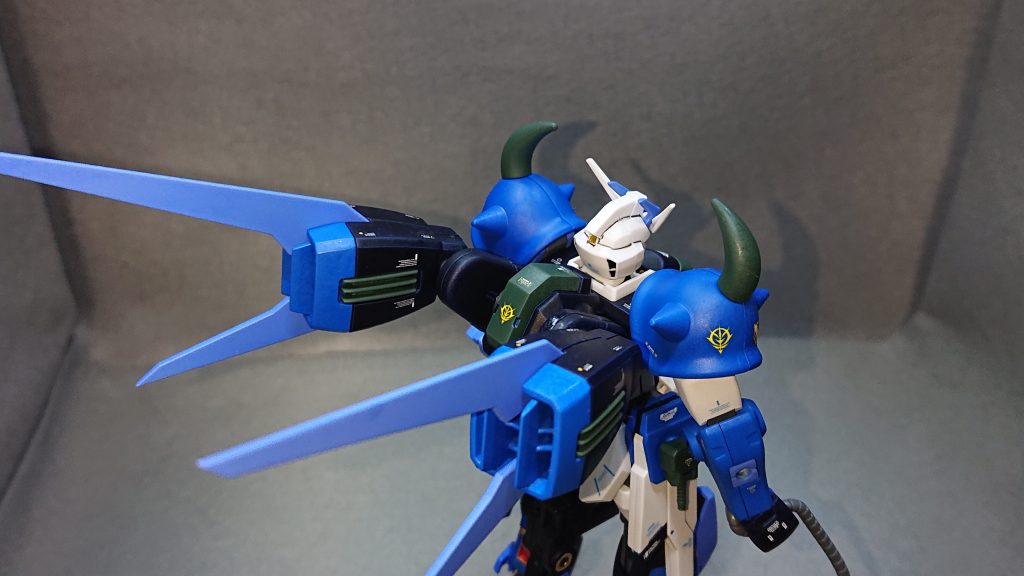 バックパックは、ミラソウル社製フライトユニットを中心にエールストライカーのブースターを組み合わせたオリジナルバックパックで機動力の向上を図っています💡可動も悪くないのでポージングの表情も付けやすいですし、なによりエールストライカーのパーツを使用することでストライク感も強まりますので一石二鳥ですwシンプルなデザインで早そうな印象を与えてくれる良い感じのバックパックに仕上げることが出来ました✨