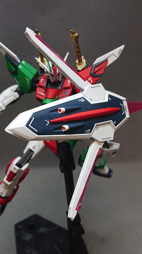 その他武装としては、イモータルジャスティスから“高エネルギービームライフル”と“ヴィーゼルナーゲルビームブーメラン”を貰い、ライジングフリーダムからは“フラッシュエッジG-3シールドブーメラン”を貰ってきています💡ヴィーゼルナーゲルビームブーメランは脇差しのような取り回しの良い武装をイメージして採用してみました!ですがマウント方法の都合上付け外しを試みるとがっつりと塗装が剥げてしまうので、設定上存在するだけの封印された武装になってしまいました💦ライフルとシールドはガンダムタイプのスタンダードな装備なので持たせていますwライフルはリアスカートにマウントできるギミックがあるのでちゃんと両手が空きますし、シールドは自立して飛び回ってくれればよい目くらましにもなってくれます💡