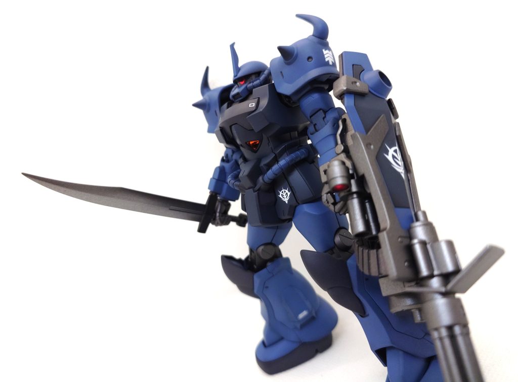 アンテナのシャープ化、ショルダーアーマーの合わせ目を消したのちに全塗装で製作しました。モノアイ、コクピットのみ光沢仕上げとし他はつや消し仕上げとしています。ガトリングシールドのスコープは、ホイルシール+UV硬化パテで奥行きのある表現ができたかなと思っています。