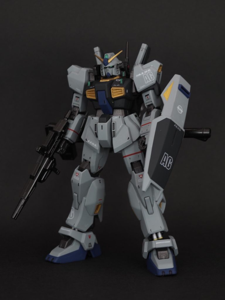 塗装はスプレーとガンダムマーカーを使いました。デカールはネットで本物を確認しながら同じようなものを貼っています。 
