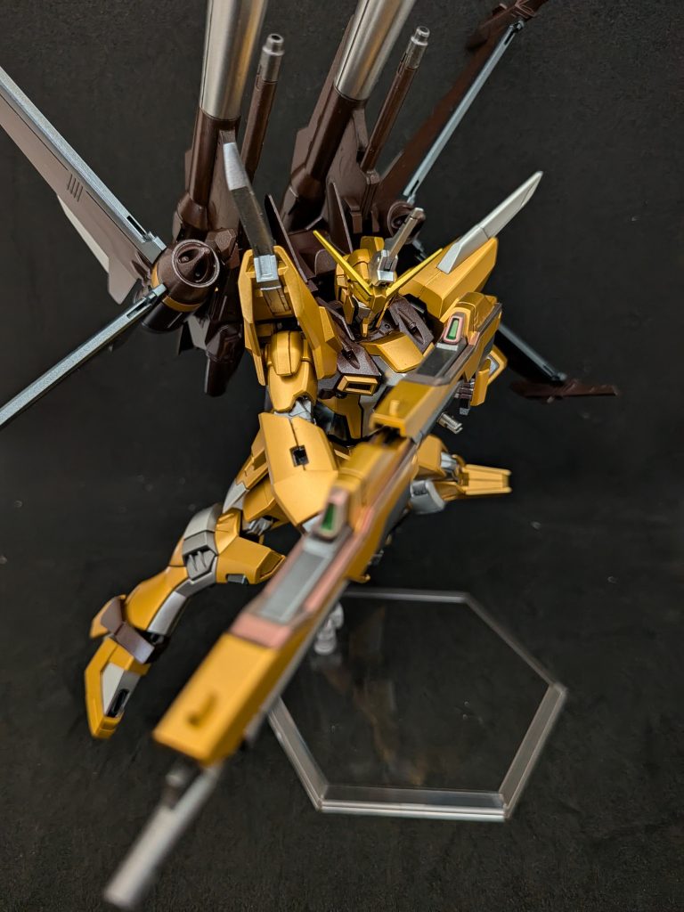ライフル構え。ちなみに機体名の由来ですが、金色のSEED機ということでアカツキを彷彿されるので暁を英語にしてデイブレイクの名付けました。厨二全開です。