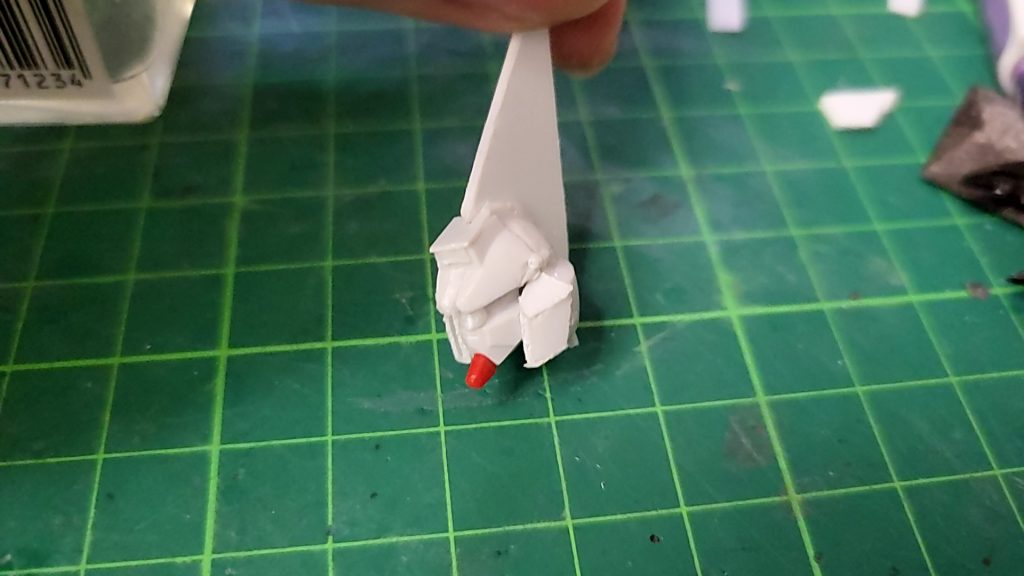 ツインアイを削って2㎜丸棒を接着1㎜プラバンで角?を制作0.3㎜プラバンでカットした部分を整えました