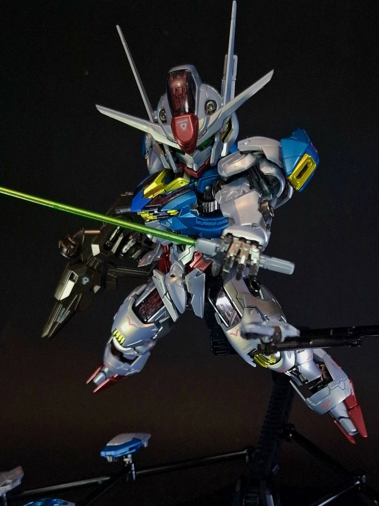 特殊機能GUNDフォーマット福祉工学を端とする革新的身体機能拡張技術「GUND」をMS用に発展させたインターフェース。これを使用する事で、領域横断的な戦闘能力を獲得した機体を「GUND-ARM」と呼ぶ。スレッタが搭乗した際に一線を画する性能を発揮するが、操縦自体は一般パイロットも可能。情報の負担はエリクトとカヴンの子が肩代わりしているため、機体とリンクしてもデータストームが発生しない。