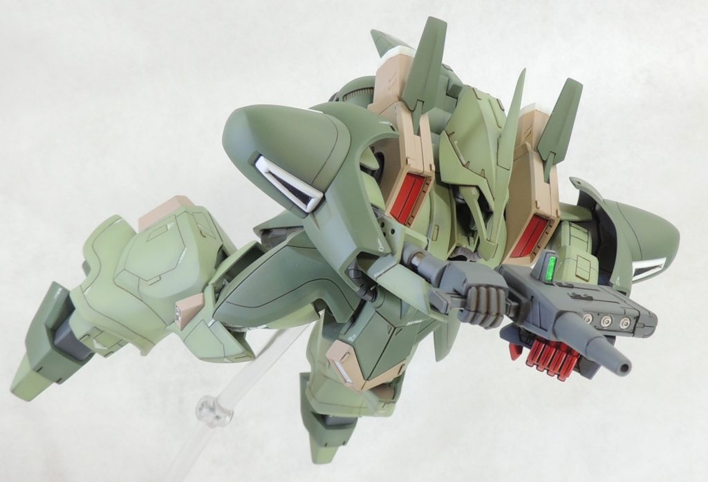 ■モデルグラフィックス誌で指摘があったガルスJの問題点「紫と赤の差し色が全身に散りばめられ、必要以上に派手で散漫な印象を受ける。」■「カラーリングの正常化」のポイント「アクセントカラー=差し色のコントロール」、「部分的な空気遠近法の適用」、「ガンダム世界のツボを押さえる」約15年前の模型誌において、すでにガルスJのカラーリングに関する的確な考察と指摘がなされており、その改善案について言及されていました。今回はその理論に基づいた塗装を実践しています。