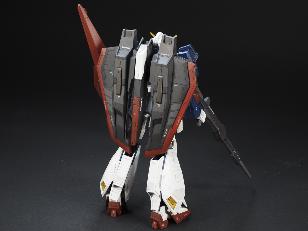 今回、ポージングの撮影はありません。組み方が悪いのか、首が回りません。射撃態勢などを取らせることができませんでした。それと、肩のボールジョイントが硬く、動かしてるとねじ切れそうなので辞めました。