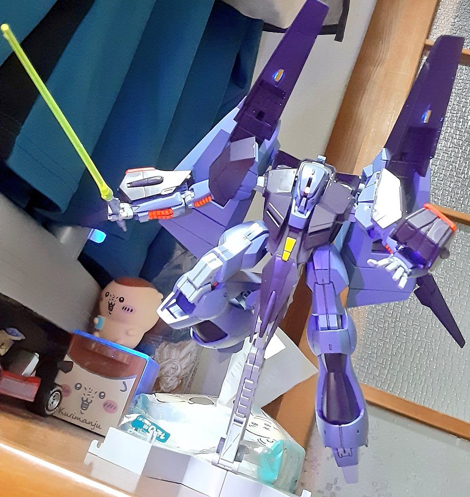 ビームサーベル構え、モノアイ正面向き