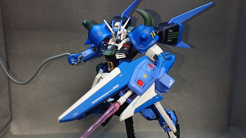 今回のお気に入りポイントは“オリジナル武装”と“カラーリング”ですオリジナル武装としては、やっぱり大型シザークローですね💡原材料であるイージスのパーツは以前投稿した“No.52スキュラストライク”と“No.54イージスストライク”で余ったパーツになりますこのパーツをどうにかして有効活用できないかと考え抜いた末に辿り着いた答えが、この大型シザークローでしたw武装のデザインやコンセプトはかなり良い感じなのですが、1つ難点を上げれば少し重たいんですよね💦ガンダムタイプの腕ではしっかりと保持が出来なかったのでグフの腕になったのですwこういうところがオリジナル武装の難しいところですね💦▼カラーリングは暫らく使っていなかった青系をメインにしてみました💡情報量を増やすためにブリリアントブルーにMSライトブルーを合わせていますMSライトブルーは今回初めて使った色なのですが、結構好みの色だったので今度使う時にはメインカラーにしてみたいですねw黒っぽく見えるところはダークブルーを使っています元々はブラックで明暗をハッキリ分けるつもりだったのですが、ここまで青系の色を多用していることもありダークブルーで全体を馴染ませる方向に路線変更しちゃいました💡1番拘ったのは差し色の暗緑色です!普段の自分なら無難にブリリアントオレンジを入れるところを敢えて暗緑色というあまり組み合わせない色を入れることで新しい色の表現に挑戦してみました💡青系が明るめの色合いだったので対照的に暗めの緑を選んでみたのですがどうだったでしょうか?自分的にはもう少し明るい緑でも良かったかなと課題を感じたりしていますwですが、全体的には悪くない仕上がりになったので今回のストライクも良いモノになったと満足しています✨では、最後までご覧いただきありがとうございました