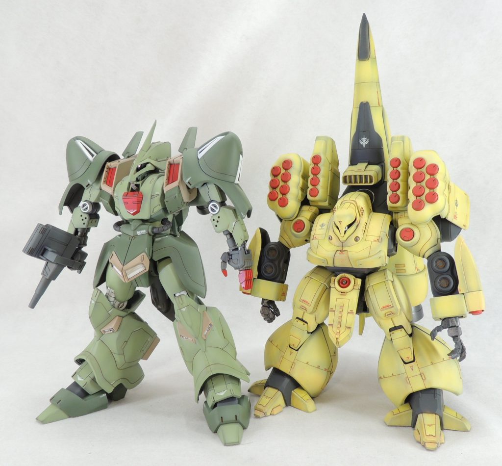 ■ズサとの連携攻撃取扱説明書には、「なお、ガルスJは同時期に開発されたAMX-102ズサとの連携が考えられた。ズサによるミサイル攻撃ののち、本機が白兵戦を行うという運用が想定されていた。」という記述があります。そのため、以前製作したズサと並べてみましたが、いかにも