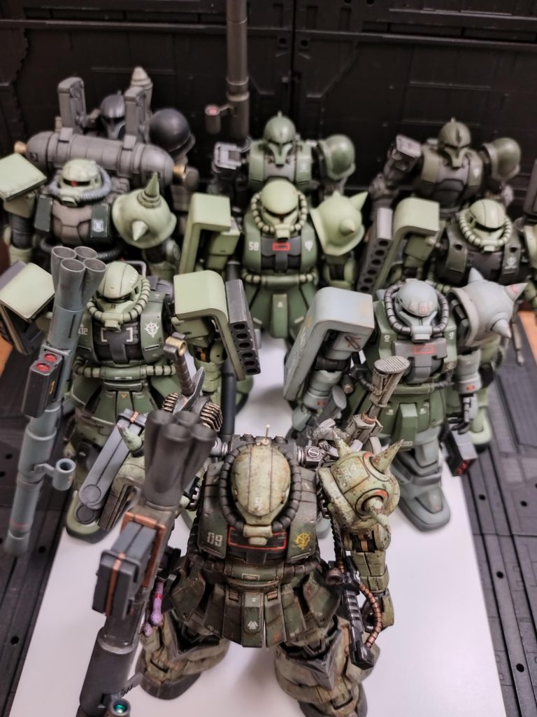 たまには工程レシピなど（ 順）・サフ・ザク色調合済缶スプレー　・ケープ　・ザク色調合済瓶塗料にてスポンジポンポン　・墨入れ　・シール貼　・艶消しスプレー　・金ブラシ&アートナイフで塗装いじめ　・アクリル絵具で地上汚れ　・金ブラシゴシゴシ…　・スポンジポンポンで塗装剥がれ表現　・変な武器セット造作　・変なアンテナ造作　（ これらを飽きるまで繰り返し）造作武器ストック　・変なヒートホーク差し　・変なヒートサーベル差し（ 急速冷却っぽくw 　・変なバズーカ差し（肩のチクチクが邪魔だから　・変なカートリッジステー（赤いのはヤバい弾入れw　・不自然なクラッカー置場（ やはり手榴弾も投げたい流れ弾が当たった瞬間に、盛大に爆発しそうな高機動型ザクに似た低機動型ザクが完成いたしました…この滑りザクはあと2体もいます…永眠させるかオクに流すか…