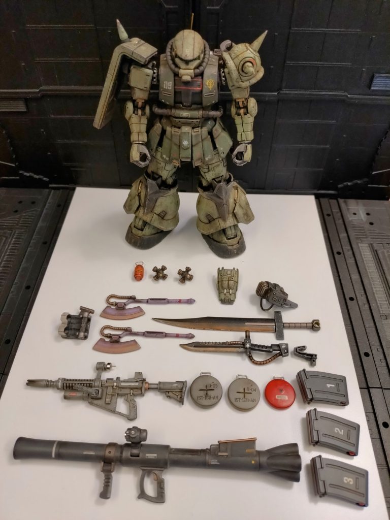 遠くから近くからも撃って…近寄って切って、投げて…蹴って殴って…爆風くらって白兵戦を繰り返しぶつかったり滑って汚れて野晒しで流れて…毎日活躍していたら数ヶ月でこうなるだろうな…塗装被膜も最低限だろうから直ぐに剥がれるよね…そんな脳内構成で製作いたしました♪（ やりたかった武器並べw）（ いつも同じパターンw）