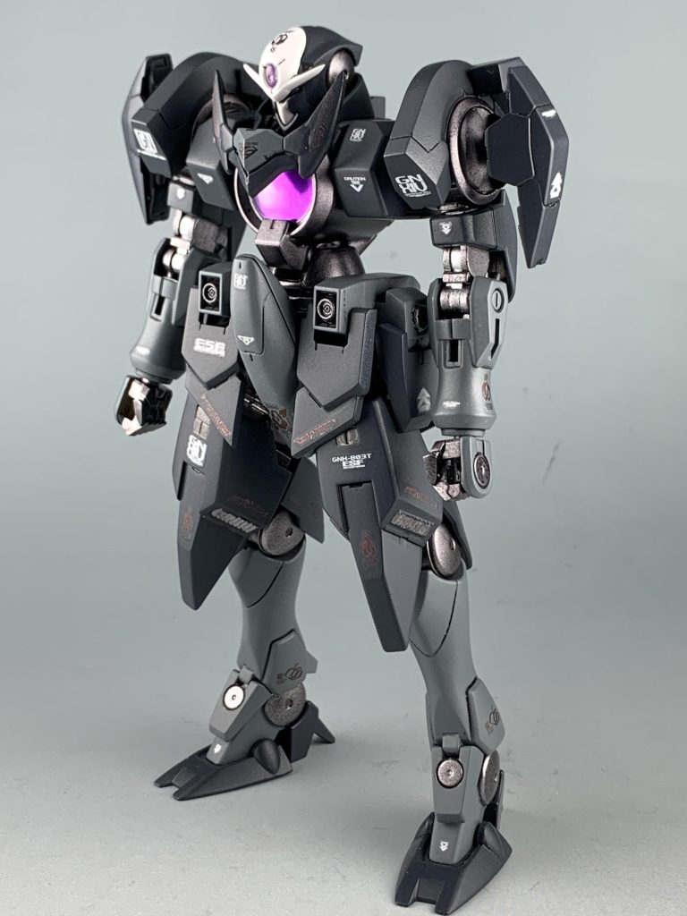 アニメのスタイルが好みなので胸部を左右に広げ、足を延長しています。関節部分はHGCEのストライクガンダムを加工しています。