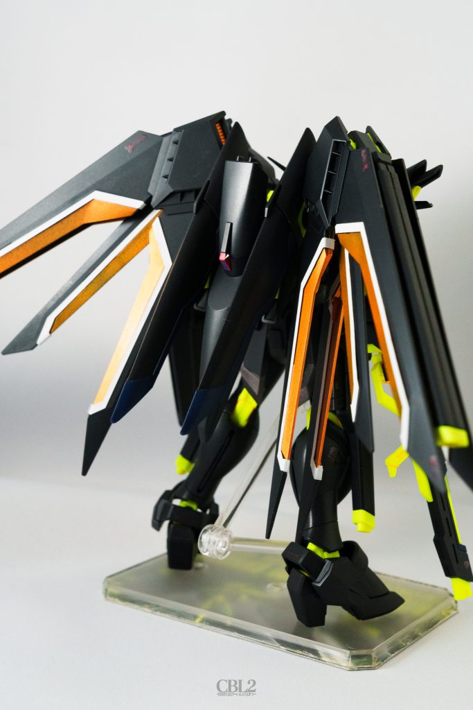 ウィングが黒一色なのはもったいなく感じたので、ガンダムマーカーで塗り分けました。ホイルシールも駆使しました。