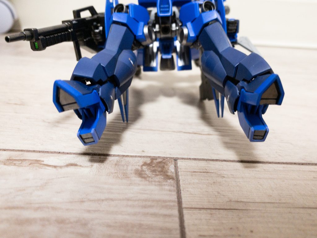 足裏はプラ板で蓋しました。