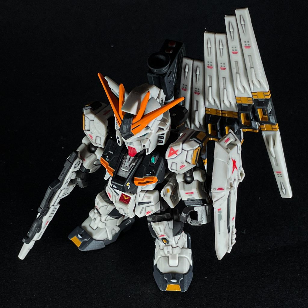 立ち姿。主に付属のシールで補う部分を塗装をしています。【使用塗料】ダークグレー部分（スリッパ、ファンネル等）…シタデルカラー コルヴス・ブラック白色部分（手甲部分や首元）…シタデルカラー コラック・スホワイト黄色部分（つま先、肩部のバーニア等）…アヴァーランド・サンセット後はデカール貼り、つや消しとウェザリングマスターほんのり汚しています。