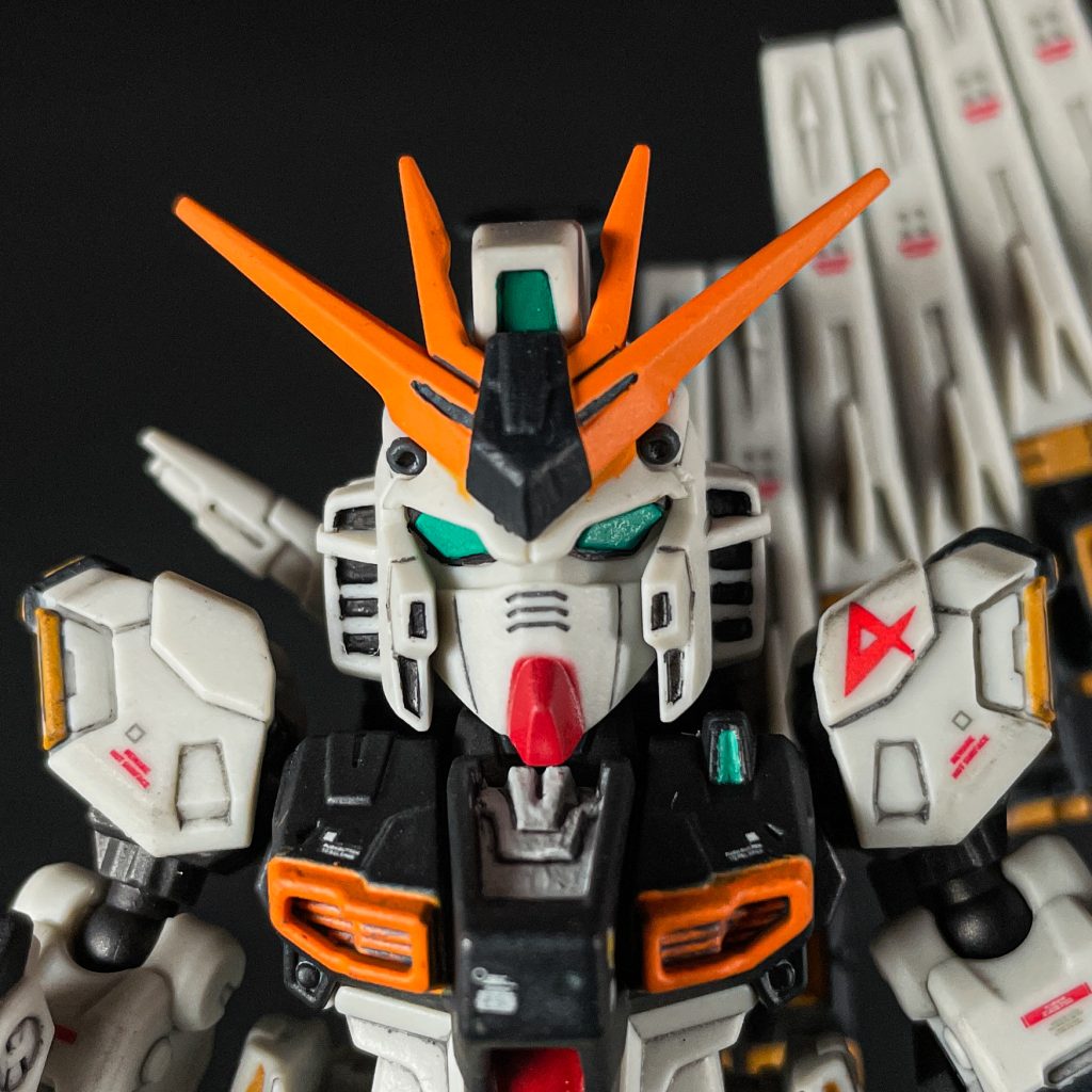 バストアップ。ツインアイやセンサー部は水性ホビーカラーのエメラルドグリーンで塗装しています。