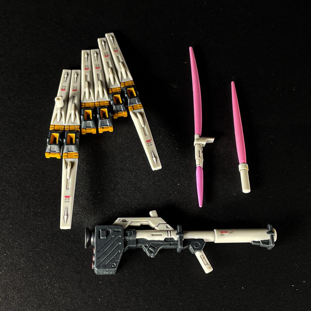 サザビー＆νガンダム用EXパーツのνガンダムのパーツ。ニューハイパーバズーカ・フィン・ファンネルと2種類のビームサーベルが付属しています。短い方のビームサーベルは汎用性が高そうですね。フィン・ファンネルは本来、白の成型色のみだったので接続基部？を塗装。