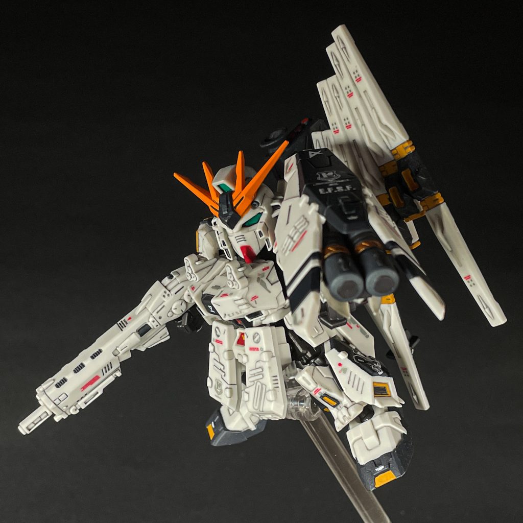 以上、モビリティジョイント νガンダムでした。若干、顔（特にマスク）が平べったい感じはしますが、全体的なスタイルはバランスよく纏まっていると思います。特にHWS装備はかなりのボリュームで、SDながら迫力があります。まぁその分、お値段が張りますが、個人的には満足ですね。 
