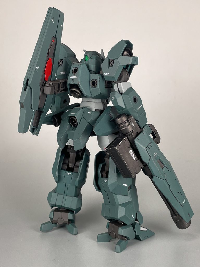 立ち姿。アニメのイメージ通りのがっちり体型。成型色が設定画などのイメージよりも、かなり明るいカラーリングだったので、トーンを落とす感じで筆塗りをしました。後はスミ入れとデカール貼り、少々のチッピングを施してからつや消しで仕上げ。【使用塗料】本体グリーン部分…水性ホビーカラー グレーグリーンとガンダムルブリスウルグリーンを2:1の割合で。本体グレー部分…水性ホビーカラー エアクラフトグレービームガトリング、バーニア…黒鉄色