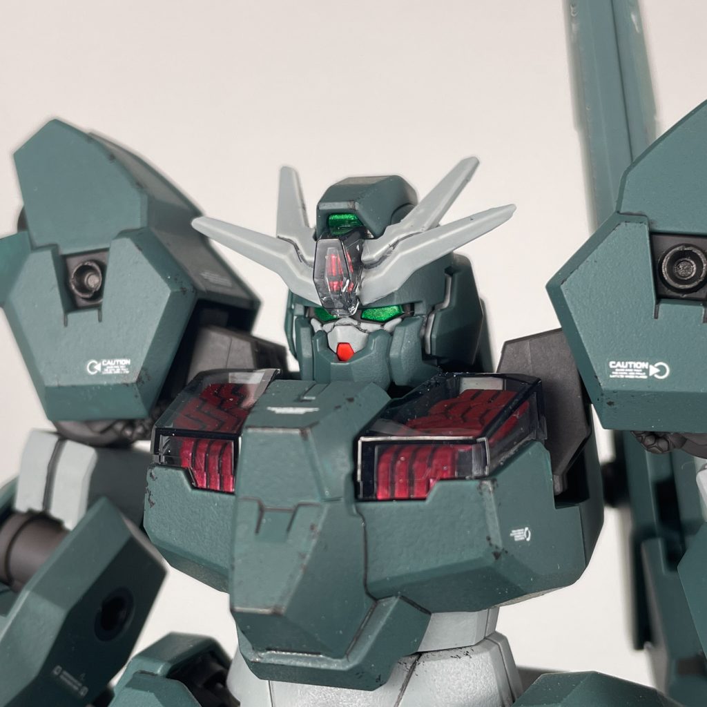 バストアップ。アンテナをシャープ化してますが、あんまり変わってないかも。ツインアイや頭部のセンサーはメタリックグリーンで塗装しています。額のシェルユニットは付属のシールを使用。胸部のシェルユニットはシャインシルバーで下地、メタリックレッドを塗装しています。