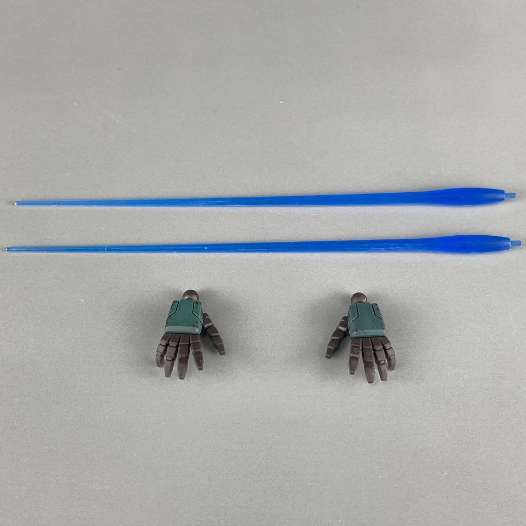 その他付属品。ビームサーベルが2本と左右の平手。 以下、何枚かポージング