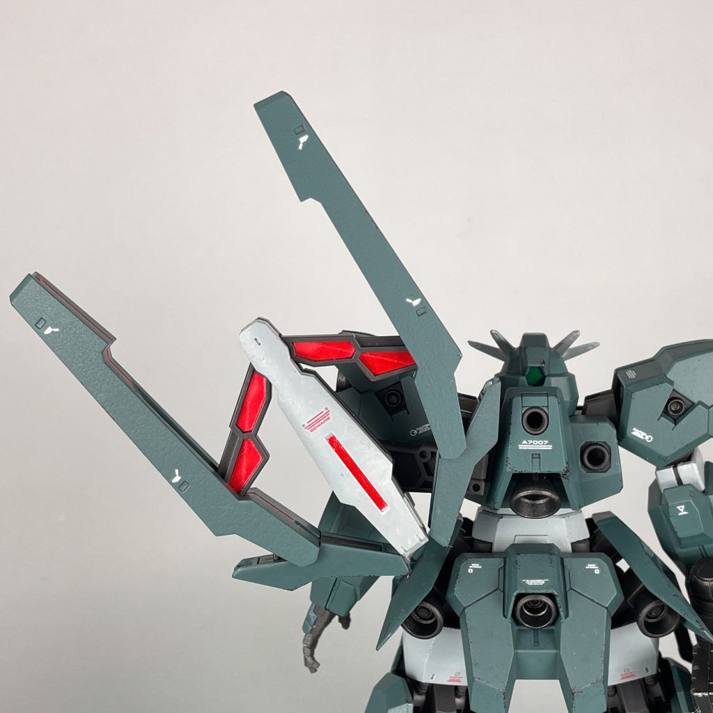 フェーズドアレイキャノン展開。劇中ではキャノンとしては使用されなかったので、機体性能を上げるジェネレーターみたいなものと思ってました。赤い部分は付属のシールを使用しています。