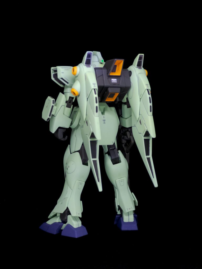 リアビュー。バックパックのスラスターも設定通りの色で塗装しました。(そもそもキットは何で逆になってるんだ・・・)