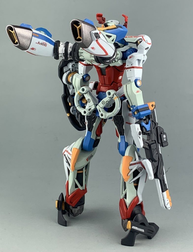 赤いラインは付属のシールを余白をなるべく切って貼りつけています。デカールは市販品をバランス見つつ貼っています。