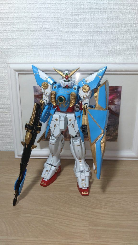 正面「ちょっと違うカラーにしたいな。」···と思い、クレオスのライトブルーとMSホワイト、部分的にリッチゴールドを使用。なんかローズガンダムっぽくなっちゃいました。
