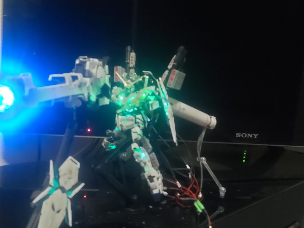 照明無しだとこんな感じですこの後　グリーンの部分を透明にして　2色LEDにする予定ですデストロイモードと覚醒モード　両方完成したら　またアップします