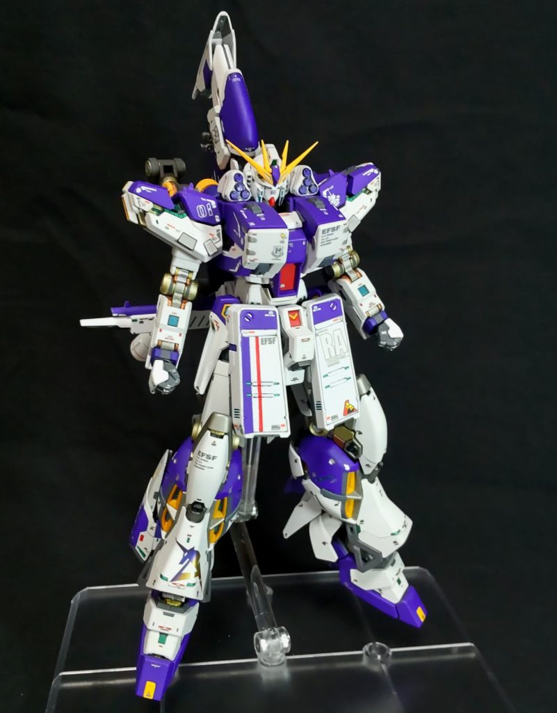 HWS装甲を付けた状態今回のコンセプトは、「全部盛り」と「フルアーマー感を消す」です😄。もともとHWSを装備する前提の細身のRGνガンダムですが流石にHWSを着けるとゴツくなります。 そのゴツさを消すために色々考えました🤔。HWSを装備すると白1色でゴツく見える(白は膨張色で大きく見える)。←白を減らすためにカラーリングを変更。肩装甲が小さく胸部アーマーに負けている。←肩装甲をHi-νのモノに換装、展開状態で大きく見せる。肩部ミサイルランチャーも撤去しようと思ったのですが、無くなるとHWSじゃなくなる気がするので残す事にしました😅。 