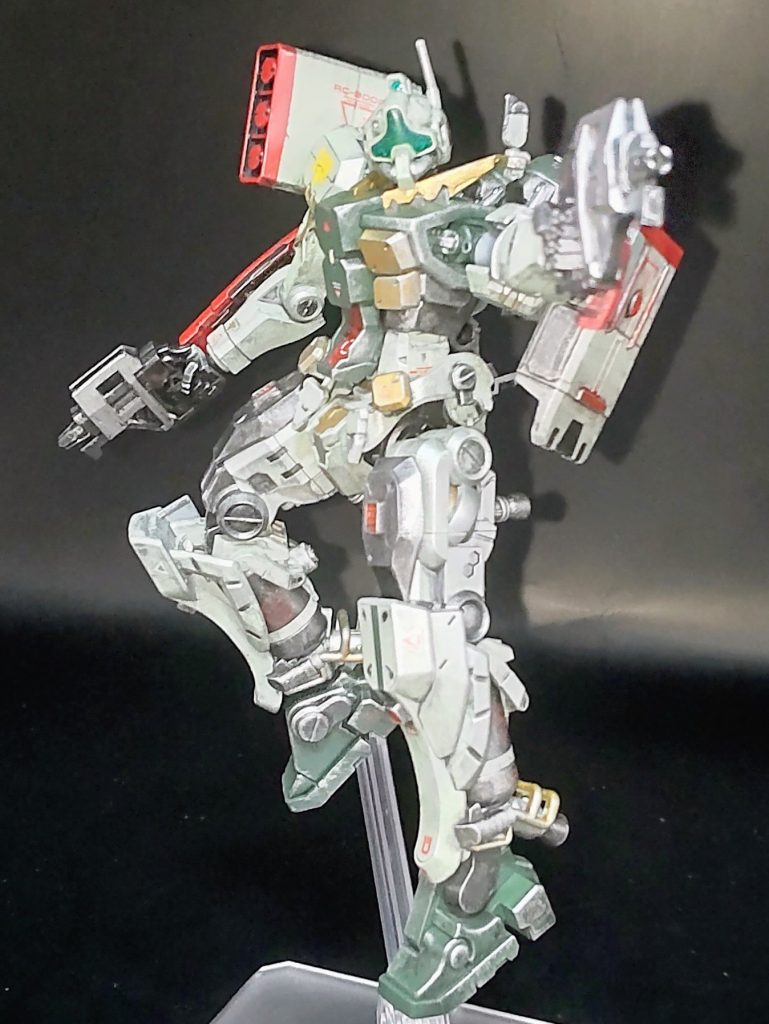 飛んで射撃をするところ。ジークアクスの機体はみんなスタイリッシュですね。空中戦が絵になるのでアクションベースが大活躍しています。