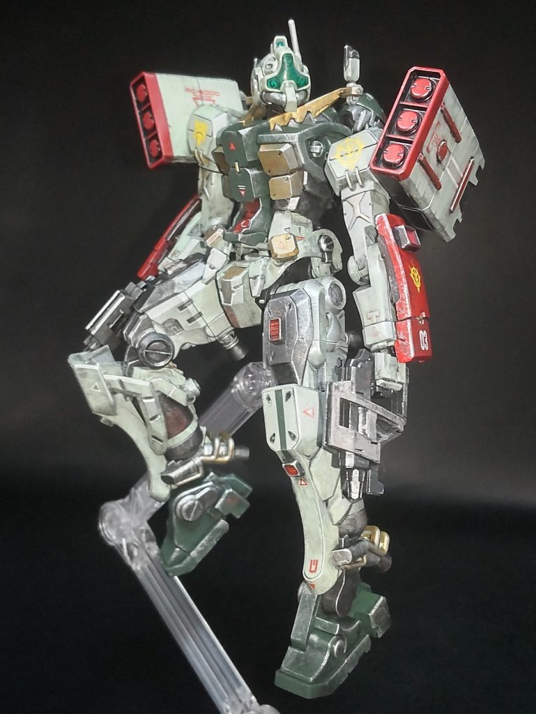 空中での素立ち?顔のセンサーが光っていますね。レジンでコーティングしたかいがあります。そういえば今回はがっつりウェザリングを行っています。連邦系の機体は汚したくなるんですよね…これはゲルググですが。墨入れがてらウォッシングしてハイライトの代わりに軽くドライブラシして…そんな風にしていたらいつの間にかこんな感じに。