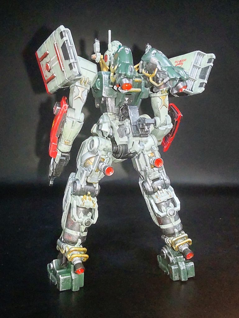 後ろから一枚。大量のバーニアは中身を赤にしました。思えば自分の作るプラモのバーニアは全部赤い気がする…別の色も試したいですね。後ろまで情報量が多いのはさすがジークアクスキットですね。塗り分けるだけでいい感じになります。