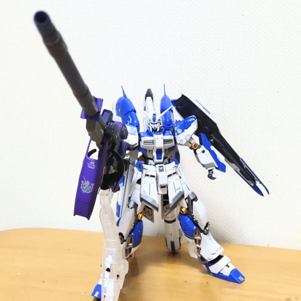 MGスーパーガンダムのロングライフルをベースにメタルロボット魂風のハイパーメガバズーカランチャーが完成しました。全長は34cm😁。記念になるかと思い、前回投稿したνガンダムHWSに装備させて、無謀にもオラザクに投稿してみました。ガンスタ内に投稿したモノに変更を加えての投稿が良いのかどうか分かりませんが❓️、ダメならダメで通知がくるでしょう😅。一応ハイパーメガバズーカランチャー装備型の投稿は発売の後の方が良いのか❓️🤔。