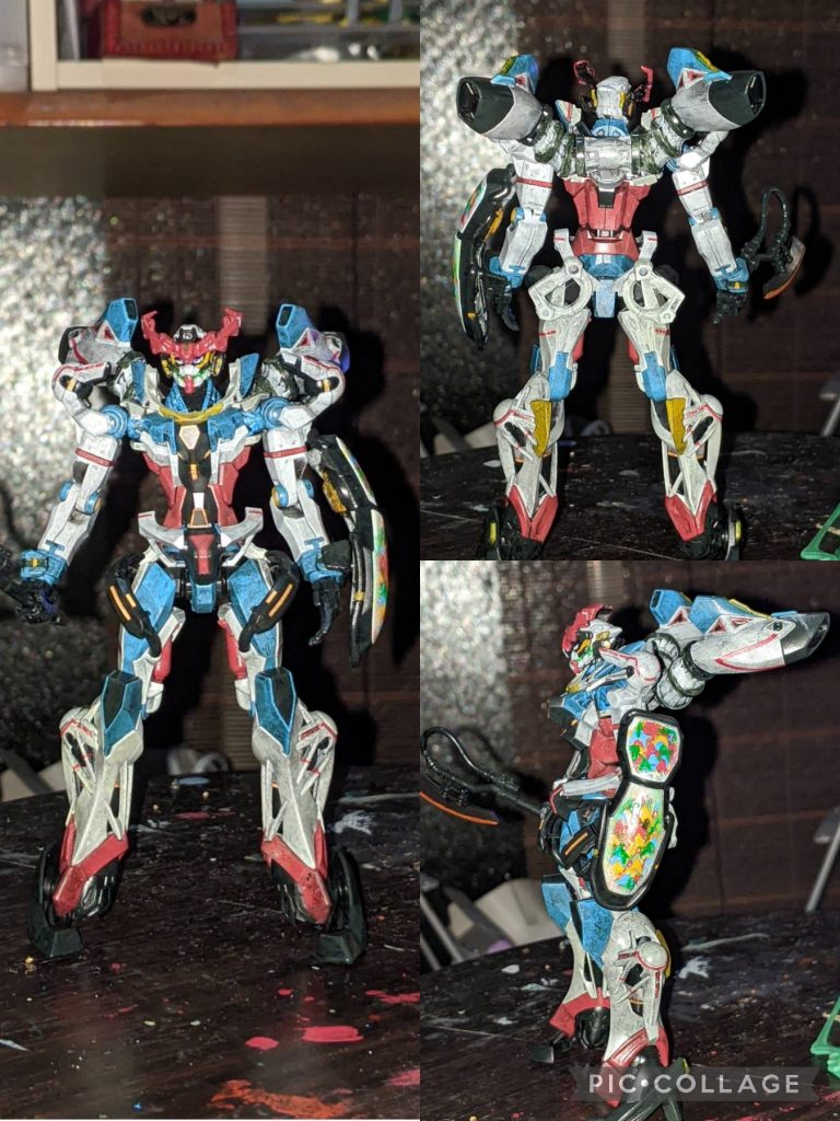 塗装はドライブラシで、色のチョイスはアムロのガンダムを意識しました。ほいでも、明るい色のままだと迫力に欠けるので、全体に「Mr.ウェザリングカラー マルチブラック」を大胆に塗って乾く前に化粧用スポンジでポンポポポンポポンポンポポンと叩きまくりました。