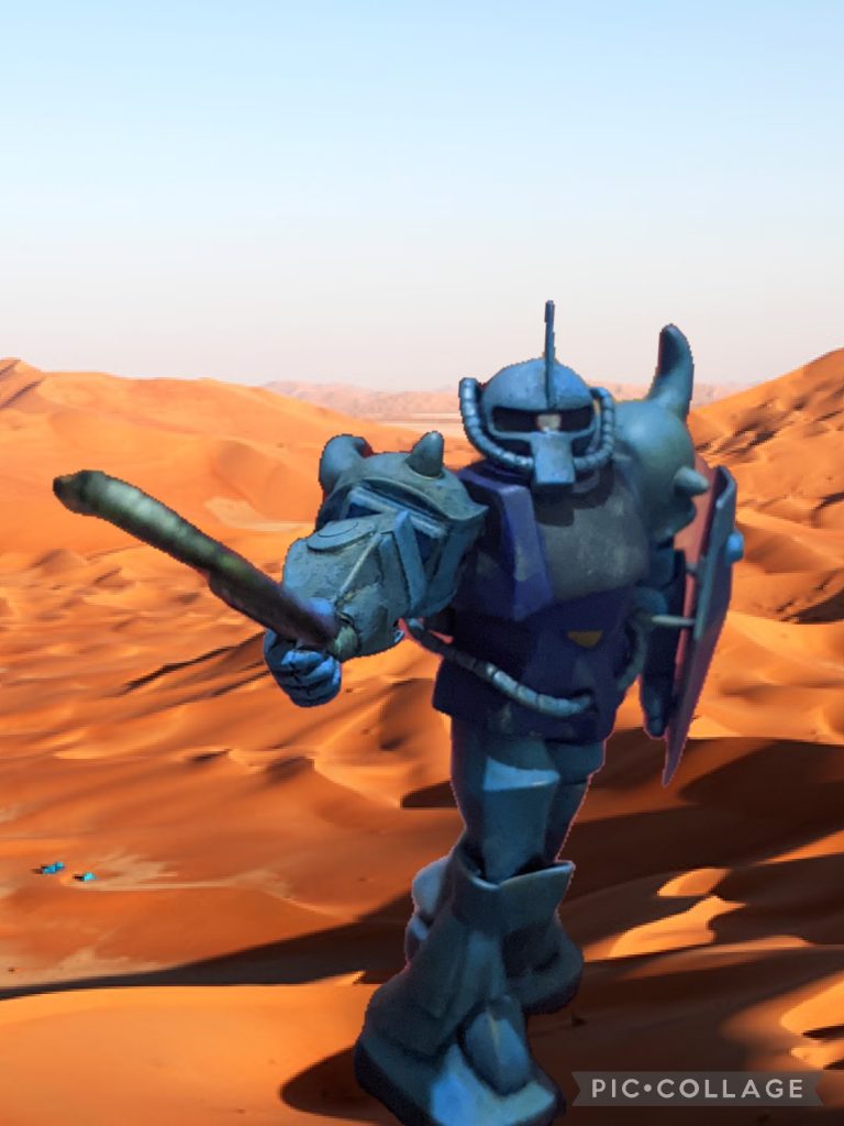今回は砂漠戦をイメージしてウェザリングしました。グフは最初ランバ・ラルに支給されたモビルスーツで、多分受領してすぐ地球に降りたから、本来はピッカピカだと思うのですが…それだと迫力にかけるのと、おそらく慣らしの砂漠戦訓練をしてると思い砂汚れをメインに施しました。