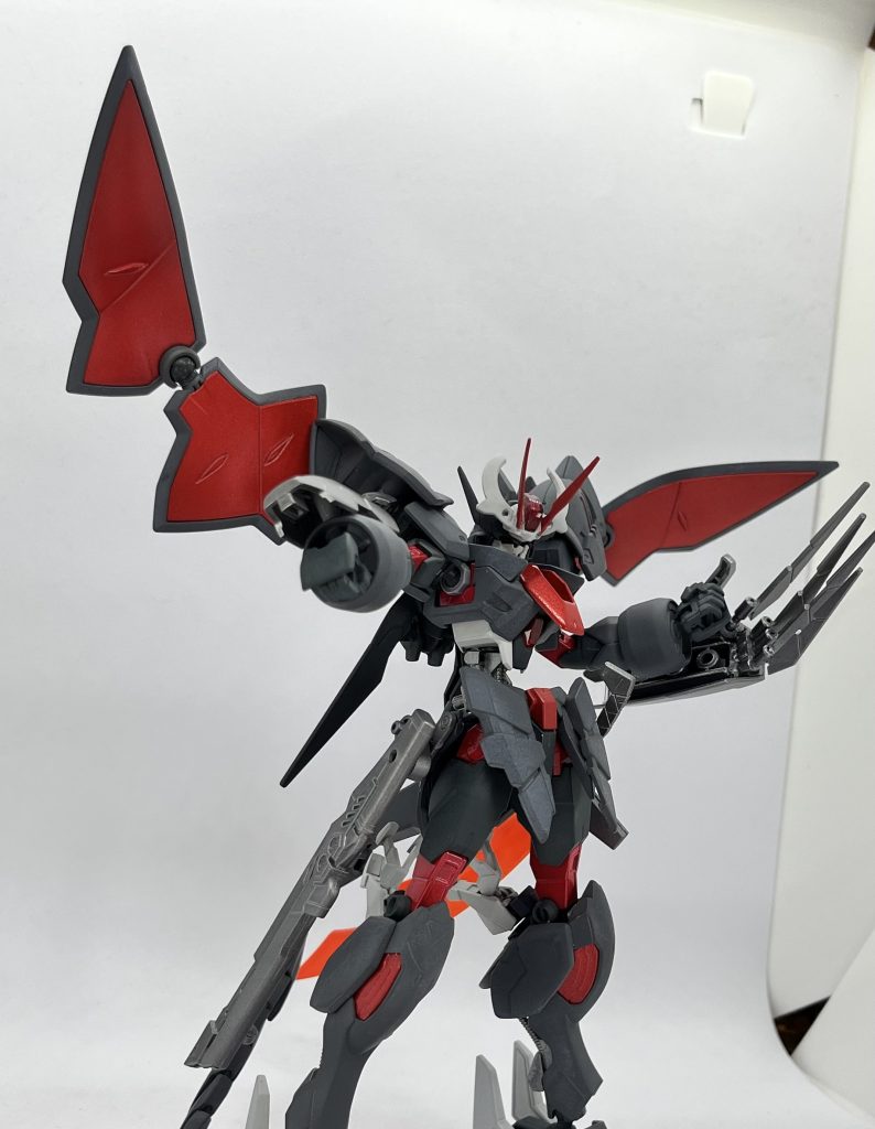 右手には小型盾兼ビームガンを搭載