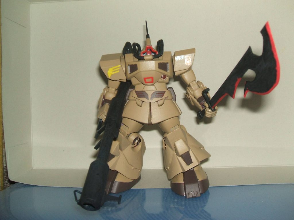 足装甲とか１部が1/100使用　1/144ではHGUCドムには短すぎるためヒートアックスはプラ板制作は２０１８年７月頃（写真の日付見たら）