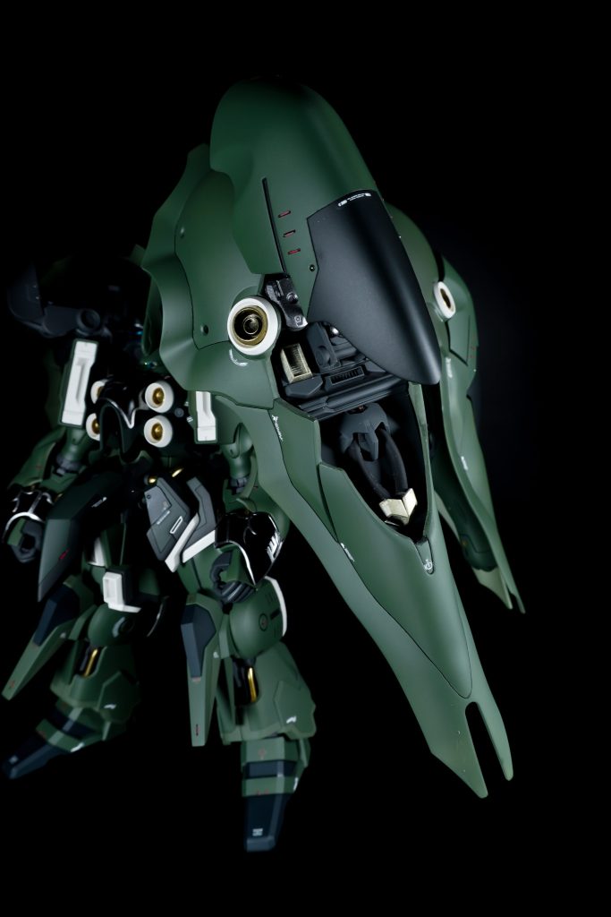 バインダーは切り取り後、ロールスイングジョイント(中)を改造して使用し、格闘しながらなんとか開閉機構を取り入れました。バインダー内のパーツはその辺に転がってた余りパーツや、昔作って失敗したガンプラのパーツなどをかき集めて敷き詰めました。最初はこれで良いのか…？と思いつつ、色を統一すればそれっぽくなりますね