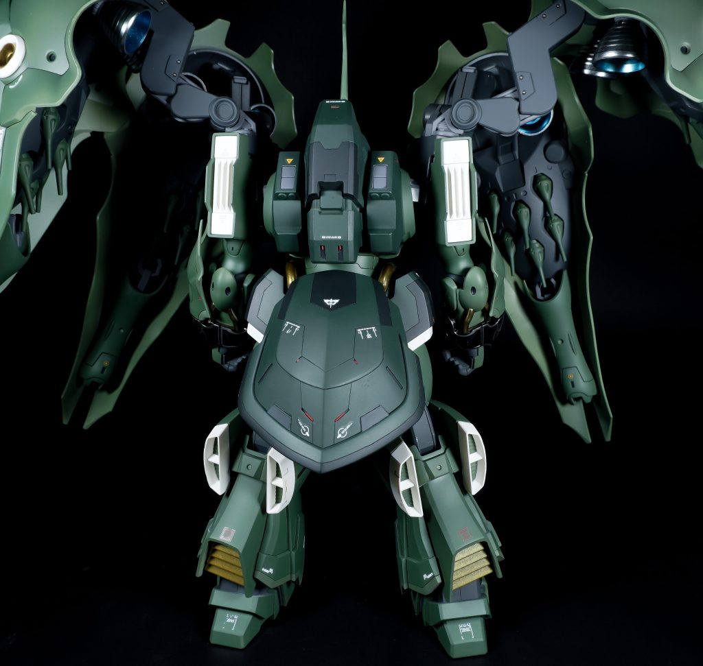 スカート部分はスジボリ、プラ板などを使ってディテールアップ今回初めてレッドチップを導入しました。エバーグリーンの極細プラ棒を塗装し、タミヤクラフトボンドを水で埋めつつ接着しました