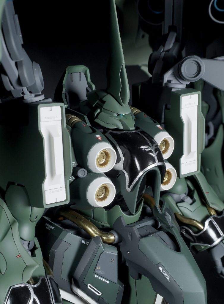 首が短く感じたので数ミリ延長し、軽く俯けるようにしました。画像では見えませんが、プラ板を適当に敷き詰めて空いた首元を埋めてあります。プロポーションでは太もも部分が細く感じたのでパテで太くしましたが、後日プラ板を敷き詰めて間をパテで埋める手法を知り目から鱗でした。(YouTubeで吉本のプラモチャンネルで紹介されてました)