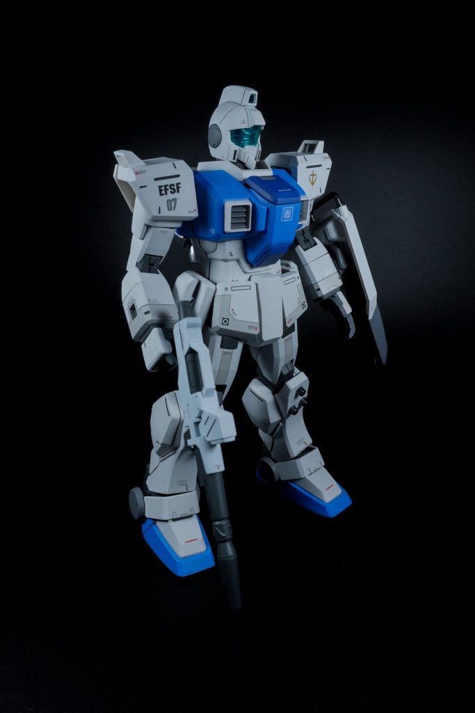 頭部合わせ目は後ハメではなく、バイザー裏パーツをシルバーで塗装後に合わせ目消し、マスキングにて塗り分けました