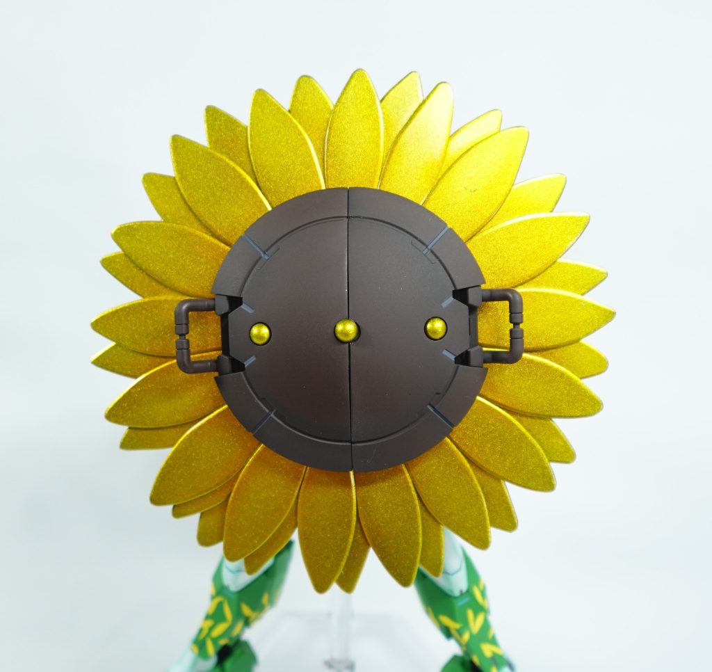 両腕のシールドはくっつけて花びらのエフェクトを展開！巨大な向日葵を模したシールドになります。