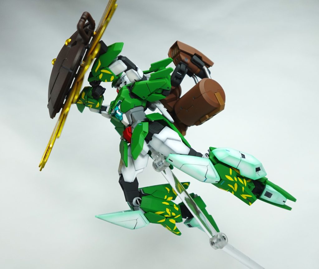 一応シールドの裏ではかっこよく構えています。