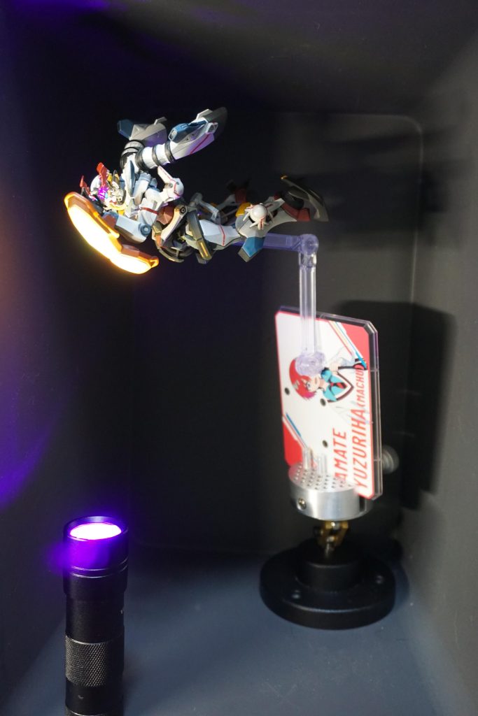 撮影風景です。100均一のプラスチック製の箱を使用しました。