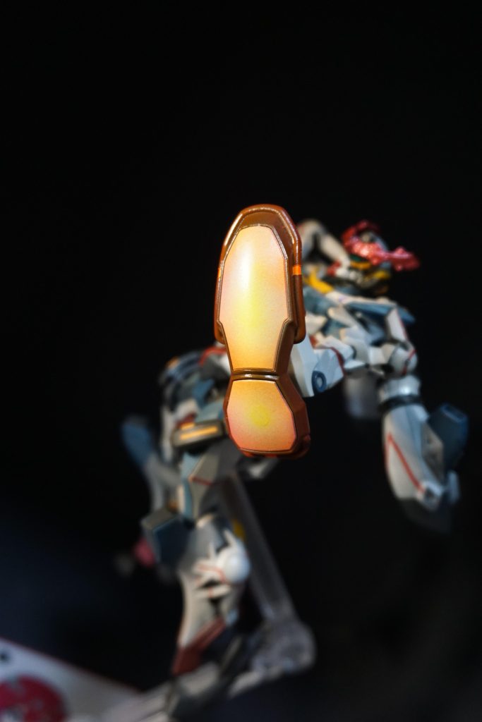 シールドの塗装です。普通に塗装した後、蛍光クリアのレッドとイエローを使用しました。