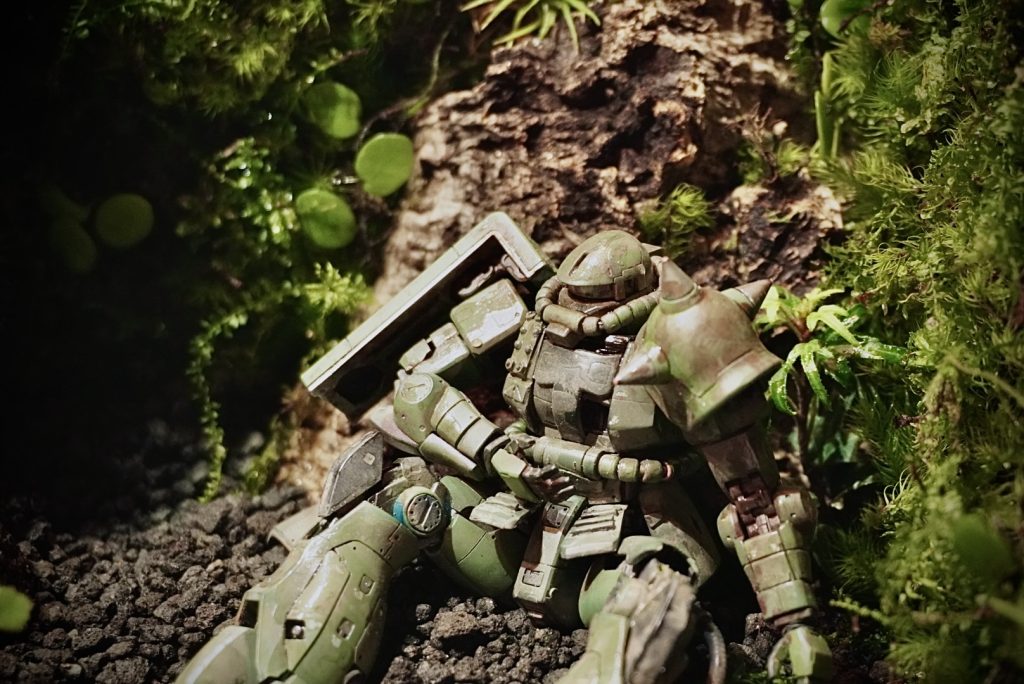 ジオン兵「何あれ…怖…投降しよ…」👆現在、育ててるビオラマ(ビオトープ&ジオラマ)の朽ちザクさん。草木や苔が育ったら完成投稿しますね🌱🌿いやはや、この小隊から追われてたのなら、そりゃ投降したくもなるよな…